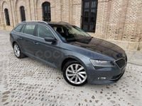 Usado Skoda Superb Style 150 CV (110 kW) 2017 Gris / plata Familiar