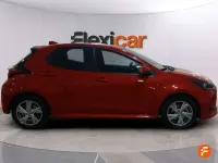 Usado Toyota Yaris Hybrid Active 92 CV (67 kW) 2025 Rojo Berlina