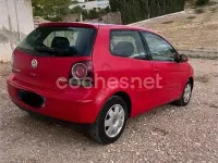 Usado VW Polo Advance 70 CV (51 kW) 2004 Rojo Utilitario