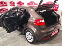Usado Kia Rio 86 CV (63 kW) 2014 Marrón Utilitario