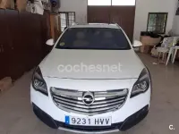 Usado Opel Insignia Country Tourer 195 CV (143 kW) 2014 Blanco Familiar