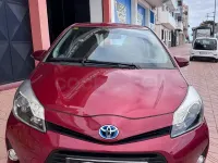 Usado Toyota Yaris Hybrid Advance 100 CV (73 kW) 2012 Granate Berlina