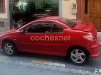 Usado Peugeot 206 CC 110 CV (80 kW) 2005 Rojo Descapotable
