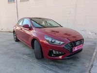 Usado Hyundai i30 120 CV (88 kW) 2021 Granate Berlina