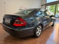 Usado Mercedes E270 Avantgarde 177 CV (130 kW) 2005 Azul Berlina