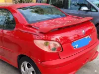 Usado Peugeot 206 CC 110 CV (80 kW) 2005 Rojo Descapotable