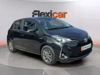 Usado Toyota Yaris Hybrid Active 100 CV (73 kW) 2019 Negro Berlina