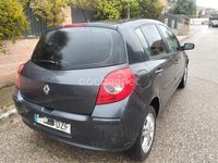 Usado Renault Clio III Collection 75 CV (55 kW) 2012 Gris / plata Berlina