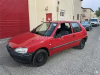Usado Peugeot 106 60 CV (44 kW) 1999 Rojo Utilitario
