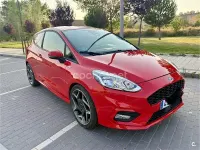 Usado Ford Fiesta 140 CV (102 kW) 2018 Rojo Utilitario