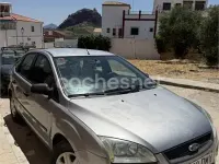 Usado Ford Focus Trend 109 CV (80 kW) 2005 Gris / plata Berlina