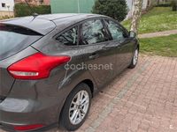 Usado Ford Focus Trend 125 CV (91 kW) 2018 Gris / plata Berlina