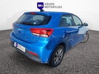 Usado Kia Rio 100 CV (73 kW) 2022 Azul Berlina