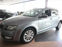 Usado Skoda Octavia Active 105 CV (77 kW) 2014 Gris / plata Familiar