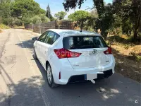 Usado Toyota Auris Business Edition 124 CV (91 kW) 2014 Blanco Berlina