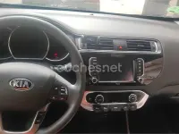 Usado Kia Rio 84 CV (61 kW) 2015 Rojo Berlina
