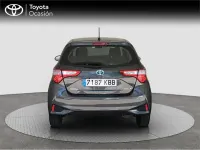 Usado Toyota Yaris Hybrid Active 100 CV (73 kW) 2017 Gris Monovolumen