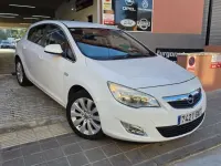 Usado Opel Astra Cosmo 140 CV (102 kW) 2010 Blanco Berlina