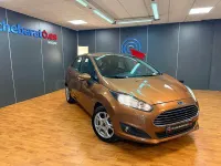 Usado Ford Fiesta 95 CV (69 kW) 2013 Naranja Berlina