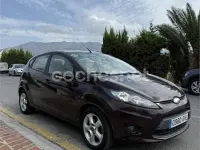 Usado Ford Fiesta Trend 68 CV (50 kW) 2010 Violeta / lila Berlina