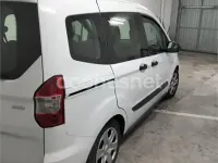 Usado Ford Tourneo Courier Ambiente 100 CV (73 kW) 2015 Blanco Monovolumen
