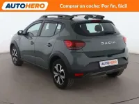Usado Dacia Sandero Expression 91 CV (66 kW) 2023 Verde Utilitario