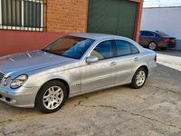 Usado Mercedes E320 Avantgarde 204 CV (150 kW) 2004 Gris / plata Berlina