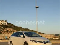 Usado Toyota Auris Hybrid Active 136 CV (100 kW) 2017 Blanco Familiar