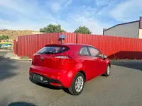 Usado Kia Rio 85 CV (62 kW) 2014 Granate Berlina
