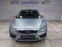 Usado Ford Focus Ghia 100 CV (73 kW) 2005 Azul Berlina