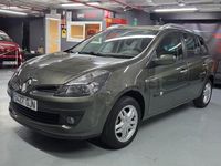 Usado Renault Clio GrandTour Dynamique 85 CV (62 kW) 2009 Verde Familiar