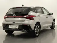 Usado Hyundai i20 100 CV (73 kW) 2025 Gris / plata Utilitario