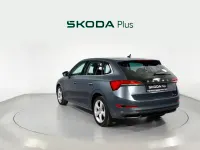 Usado Skoda Scala Ambition 110 CV (80 kW) 2021 Gris Utilitario