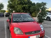 Usado Ford Fiesta Trend 80 CV (58 kW) 2008 Rojo Utilitario