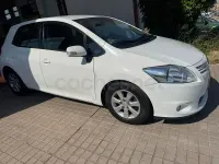 Usado Toyota Auris Active 90 CV (66 kW) 2012 Blanco Berlina