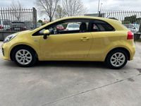 Usado Kia Rio 85 CV (62 kW) 2015 Amarillo Berlina
