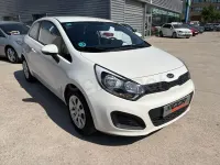 Usado Kia Rio 85 CV (62 kW) 2012 Blanco Berlina