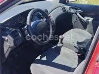 Begagnad Ford Focus Ghia 100 HK (73 kW) 2000 Röd Sedan
