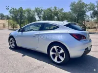 Usado Opel Astra GTC Sportive 136 CV (100 kW) 2016 Gris / plata Berlina