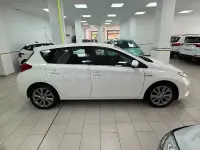 Usado Toyota Auris Hybrid Advance 136 CV (100 kW) 2014 Blanco Berlina