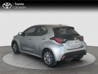 Usado Toyota Yaris Hybrid Active 116 CV (85 kW) 2022 Gris Utilitario
