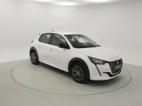 Begagnad Peugeot e-208 Active 100 kW (136 HK) 2023 Vit Halvkombi