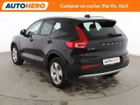 Käytetty Volvo XC40 Momentum 129 HP (94 kW) 2022 Musta Katumaasturi
