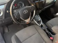 Usado Toyota Auris Hybrid Active 135 CV (99 kW) 2013 Gris / plata Berlina