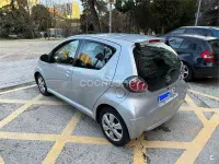 Usado Toyota Aygo Live 68 CV (50 kW) 2012 Gris / plata Utilitario
