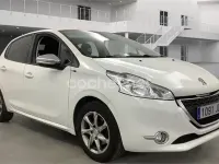 Usado Peugeot 208 Allure 82 CV (60 kW) 2015 Blanco Utilitario