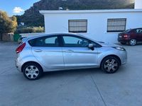 Usado Ford Fiesta 70 CV (51 kW) 2011 Gris plata Utilitario