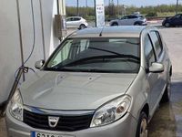 Usado Dacia Sandero Lauréate 75 CV (55 kW) 2012 Gris Utilitario