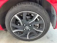 Usado Toyota Yaris Hybrid Active 100 CV (73 kW) 2017 Rojo Berlina