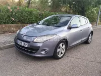 Usado Renault Mégane III Dynamique 105 CV (77 kW) 2009 Gris / plata Berlina